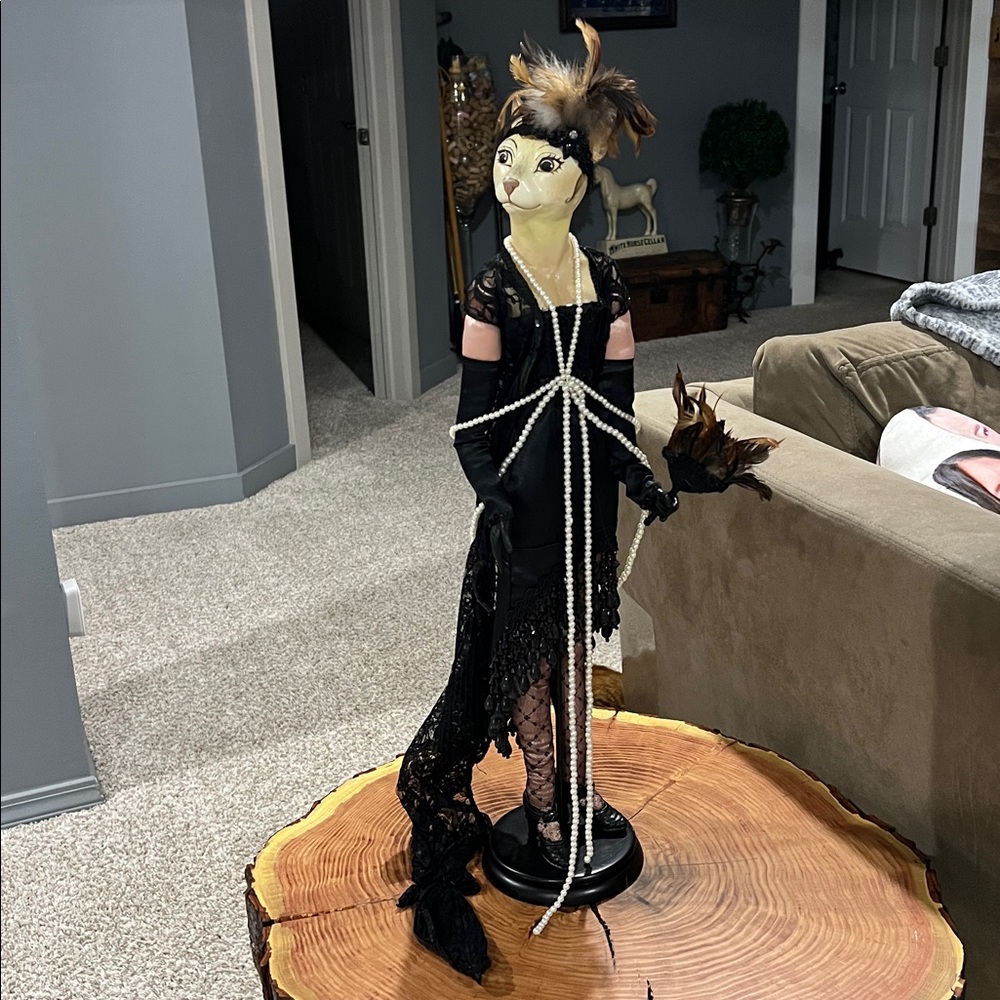 STUNNING VINTAGE Classy Cat Lady